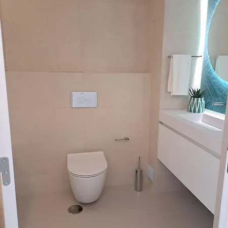 Beachfront 3bdr On Marginal Boulevard דירה *